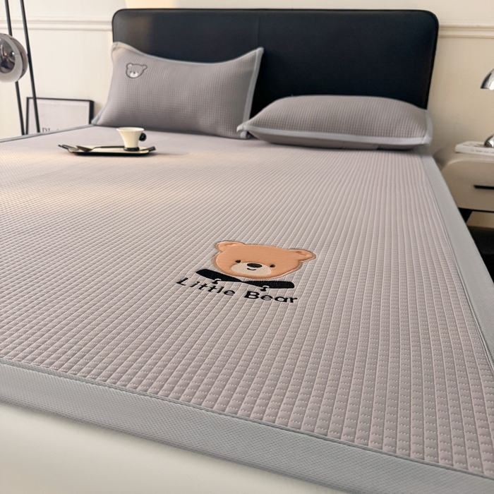 91家纺网 家纺一手货源 找家纺 （总）爱思凯家纺 2026新款【瑞宝熊】PE凉感床席款冰豆豆软席凉席席子-场景三