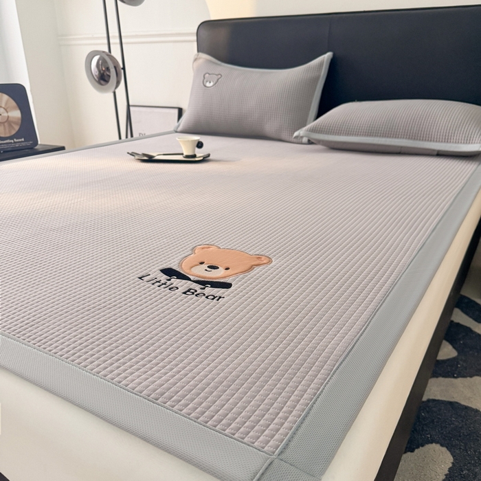 91家纺网 家纺一手货源 找家纺 （总）爱思凯家纺 2026新款【瑞宝熊】PE凉感床席款冰豆豆软席凉席席子-场景三