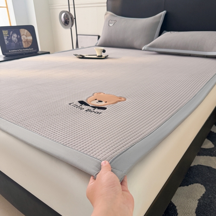 91家纺网 家纺一手货源 找家纺 （总）爱思凯家纺 2026新款【瑞宝熊】PE凉感床席款冰豆豆软席凉席席子-场景三