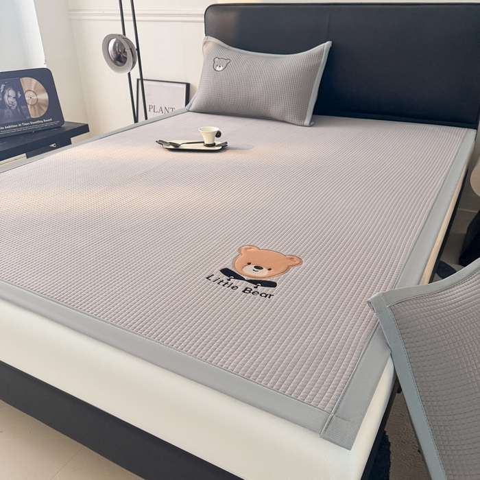 91家纺网 家纺一手货源 找家纺 （总）爱思凯家纺 2026新款【瑞宝熊】PE凉感床席款冰豆豆软席凉席席子-场景三