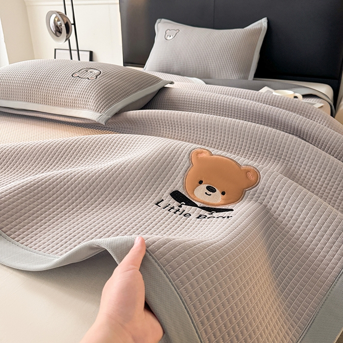 91家纺网 家纺一手货源 找家纺 （总）爱思凯家纺 2026新款【瑞宝熊】PE凉感床席款冰豆豆软席凉席席子-场景三