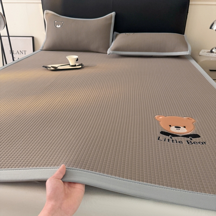 91家纺网 家纺一手货源 找家纺 （总）爱思凯家纺 2026新款【瑞宝熊】PE凉感床席款冰豆豆软席凉席席子-场景三