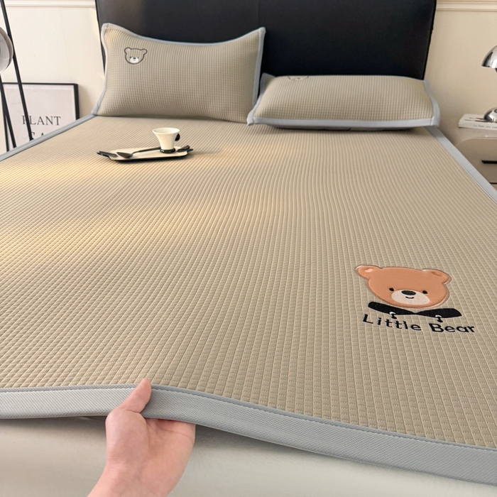 91家纺网 家纺一手货源 找家纺 （总）爱思凯家纺 2026新款【瑞宝熊】PE凉感床席款冰豆豆软席凉席席子-场景三