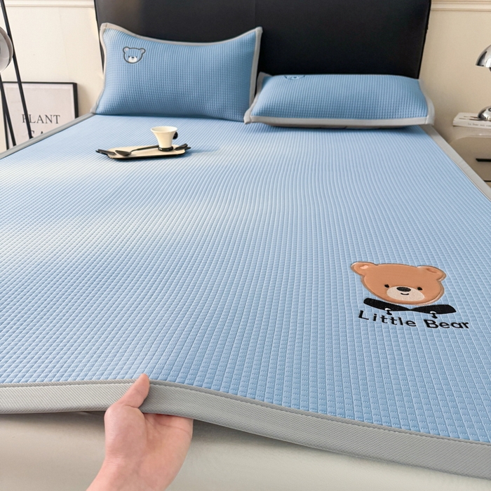 91家纺网 家纺一手货源 找家纺 （总）爱思凯家纺 2026新款【瑞宝熊】PE凉感床席款冰豆豆软席凉席席子-场景三