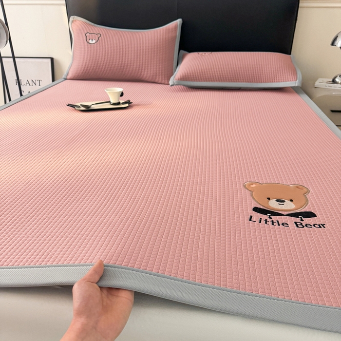 91家纺网 家纺一手货源 找家纺 （总）爱思凯家纺 2026新款【瑞宝熊】PE凉感床席款冰豆豆软席凉席席子-场景三