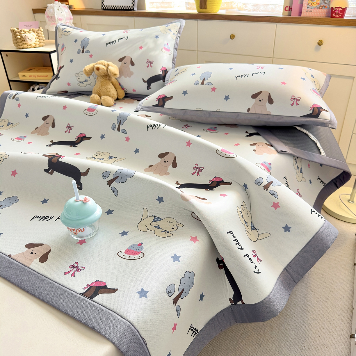 91家纺网 家纺一手货源 找家纺 圣比熊 2026新款烫光数码印花冰丝凉席 腊肠狗