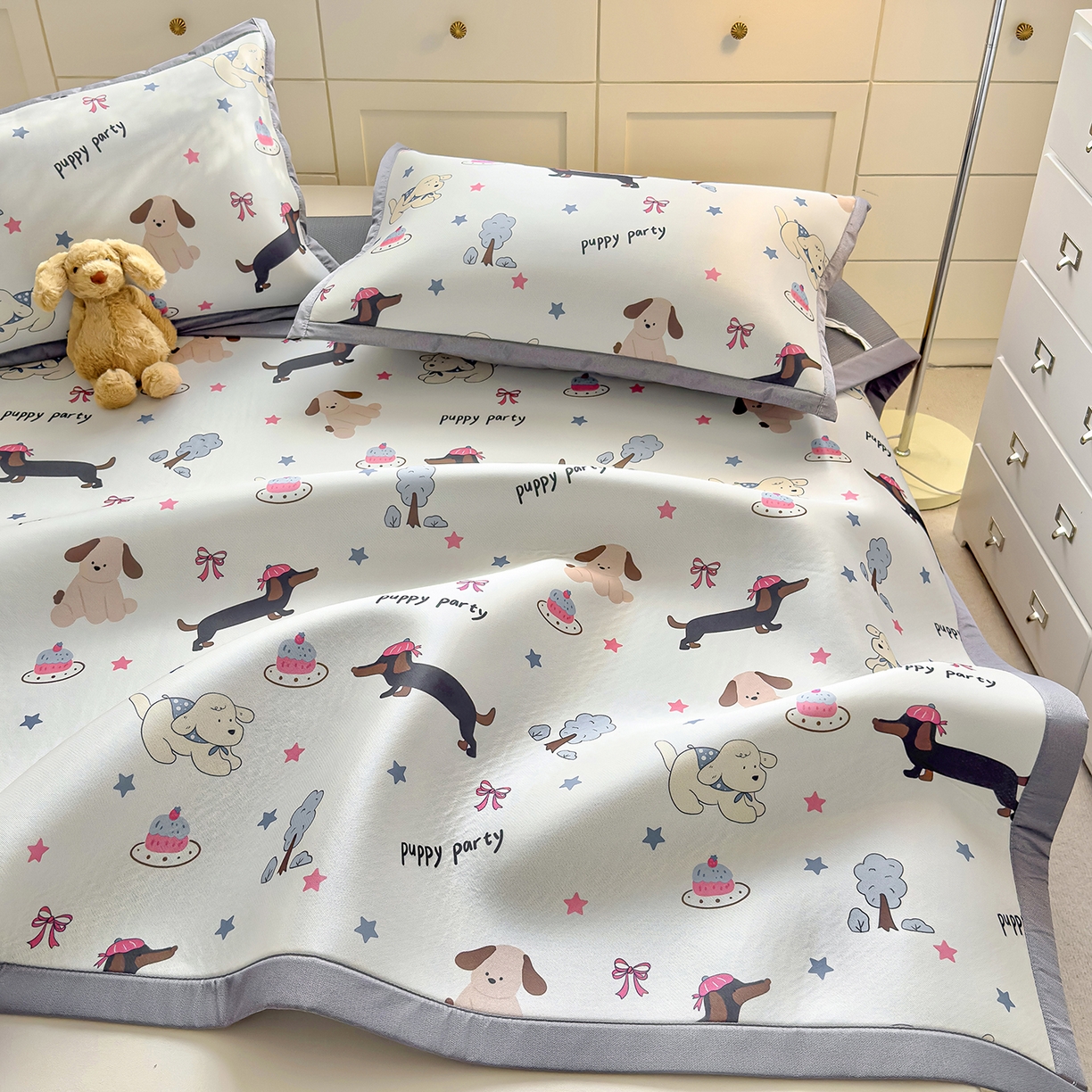 91家纺网 家纺一手货源 找家纺 圣比熊 2026新款烫光数码印花冰丝凉席 腊肠狗