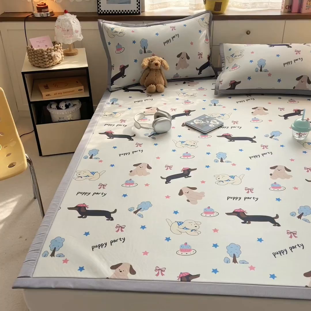 91家纺网 家纺一手货源 找家纺 圣比熊 2026新款烫光数码印花冰丝凉席 腊肠狗