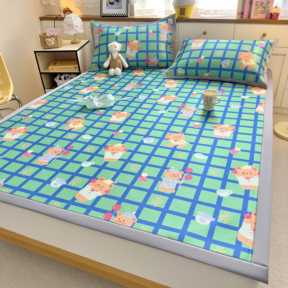 91家纺网 家纺一手货源 找家纺 圣比熊 2026新款烫光数码印花冰丝凉席 蓝莓甜熊