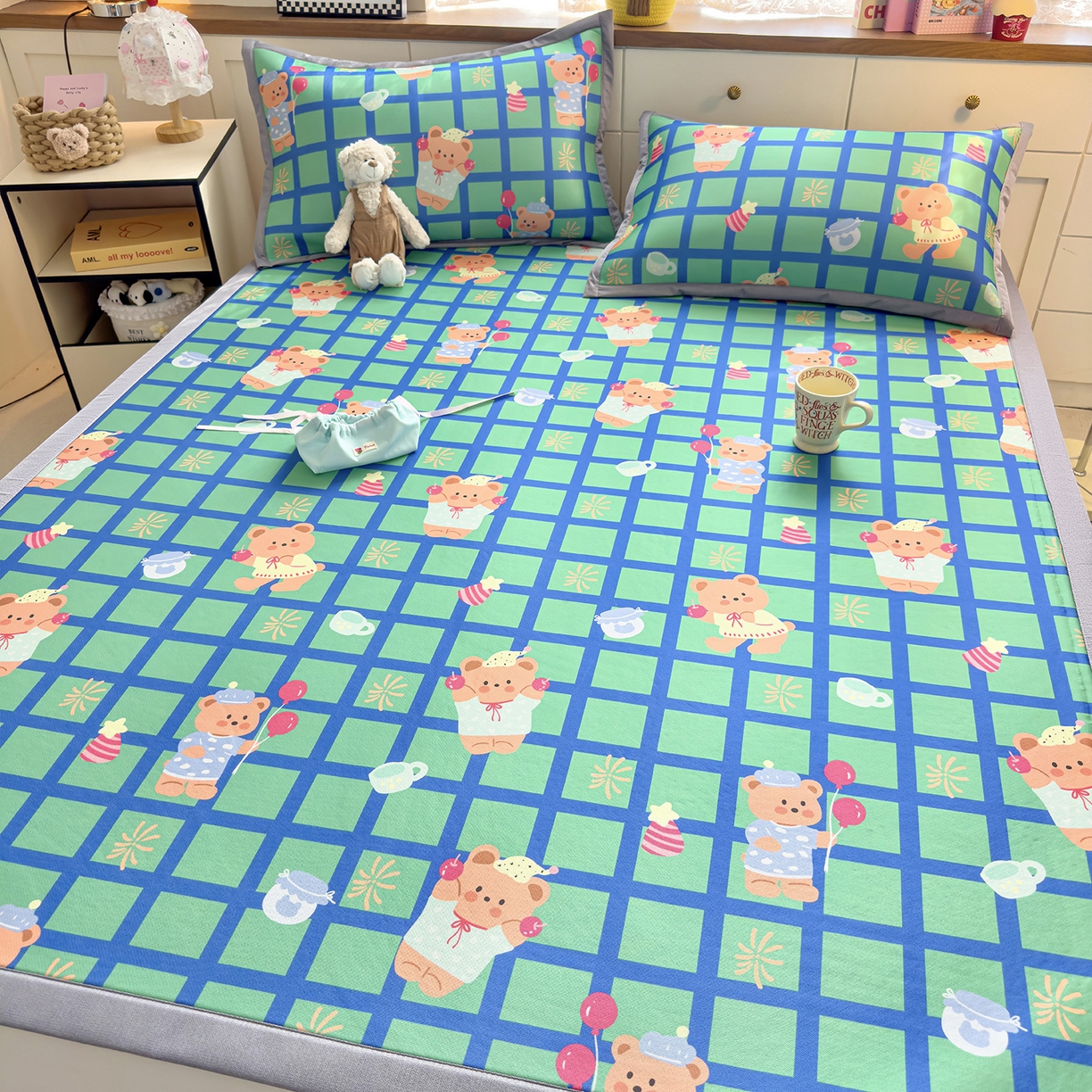 91家纺网 家纺一手货源 找家纺 圣比熊 2026新款烫光数码印花冰丝凉席 蓝莓甜熊