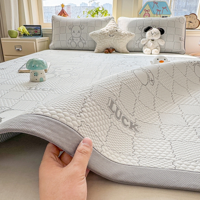 91家纺网 家纺一手货源 找家纺 家喜爱 2026新款冰感豆豆软凉席高克重加捻不起球-场景二 LUCK小冰熊-灰