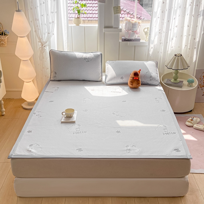 91家纺网 家纺一手货源 找家纺 家喜爱 2026新款冰感豆豆软凉席高克重加捻不起球-场景二 卡皮巴拉-灰色