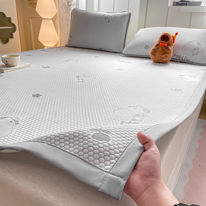 91家纺网 家纺一手货源 找家纺 家喜爱 2026新款冰感豆豆软凉席高克重加捻不起球-场景二 卡皮巴拉-灰色