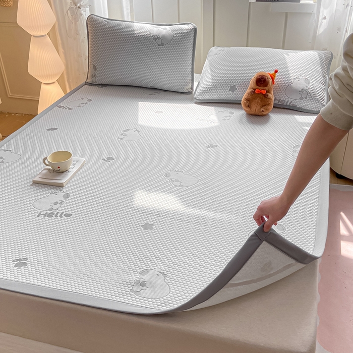 91家纺网 家纺一手货源 找家纺 家喜爱 2026新款冰感豆豆软凉席高克重加捻不起球-场景二 卡皮巴拉-灰色