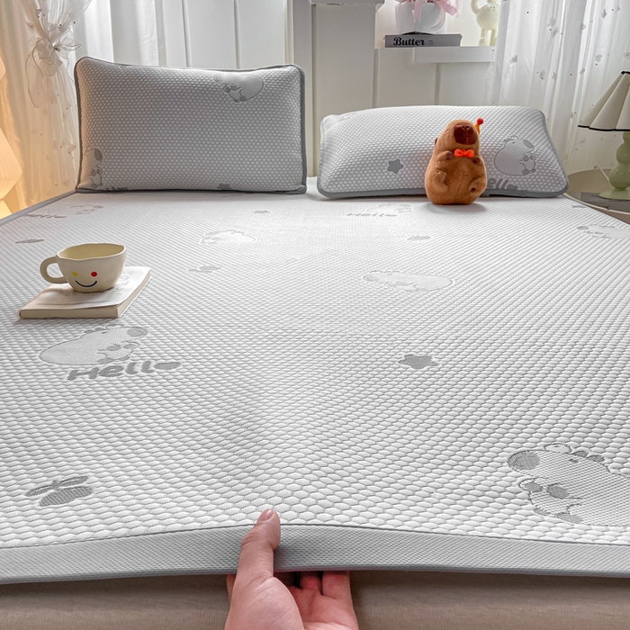 91家纺网 家纺一手货源 找家纺 家喜爱 2026新款冰感豆豆软凉席高克重加捻不起球-场景二 卡皮巴拉-灰色