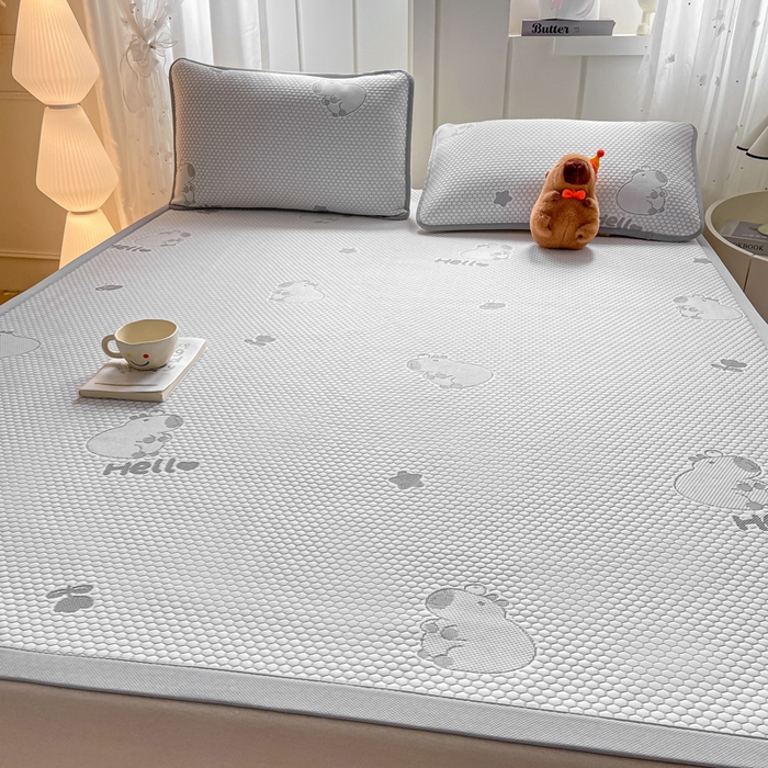 91家纺网 家纺一手货源 找家纺 家喜爱 2026新款冰感豆豆软凉席高克重加捻不起球-场景二 卡皮巴拉-灰色