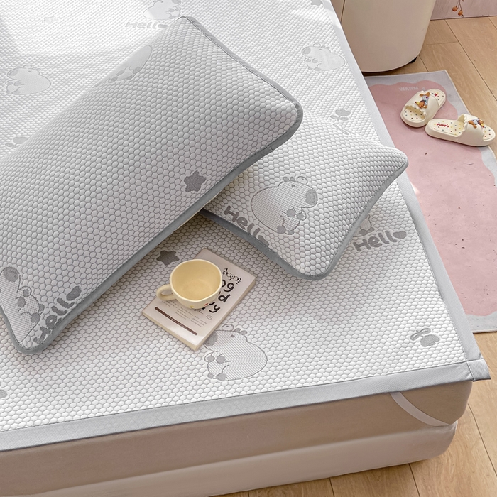 91家纺网 家纺一手货源 找家纺 家喜爱 2026新款冰感豆豆软凉席高克重加捻不起球-场景二 卡皮巴拉-灰色