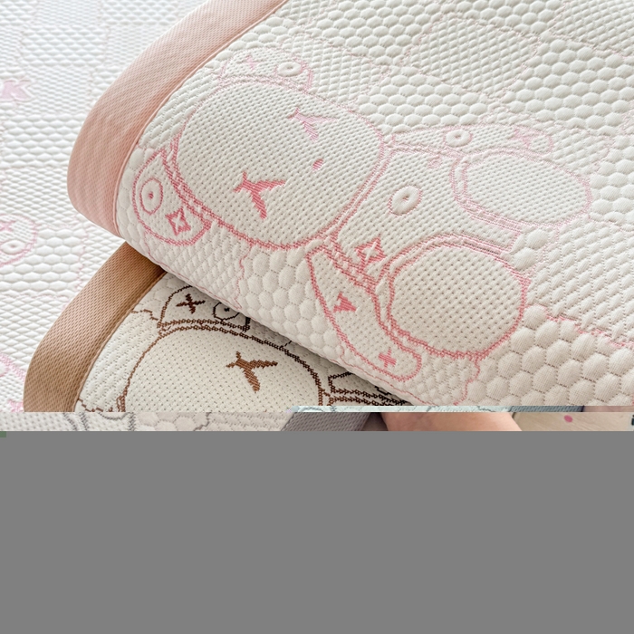 91家纺网 家纺一手货源 找家纺 家喜爱 2026新款冰感豆豆软凉席高克重加捻不起球-场景二 LUCK小冰熊-灰