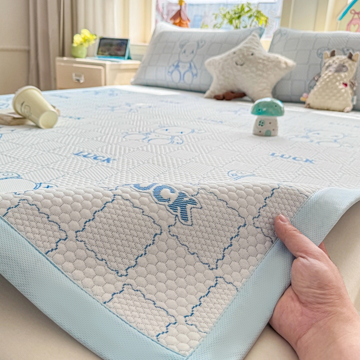 91家纺网 家纺一手货源 找家纺 家喜爱 2026新款冰感豆豆软凉席高克重加捻不起球-场景二 LUCK小冰熊-蓝