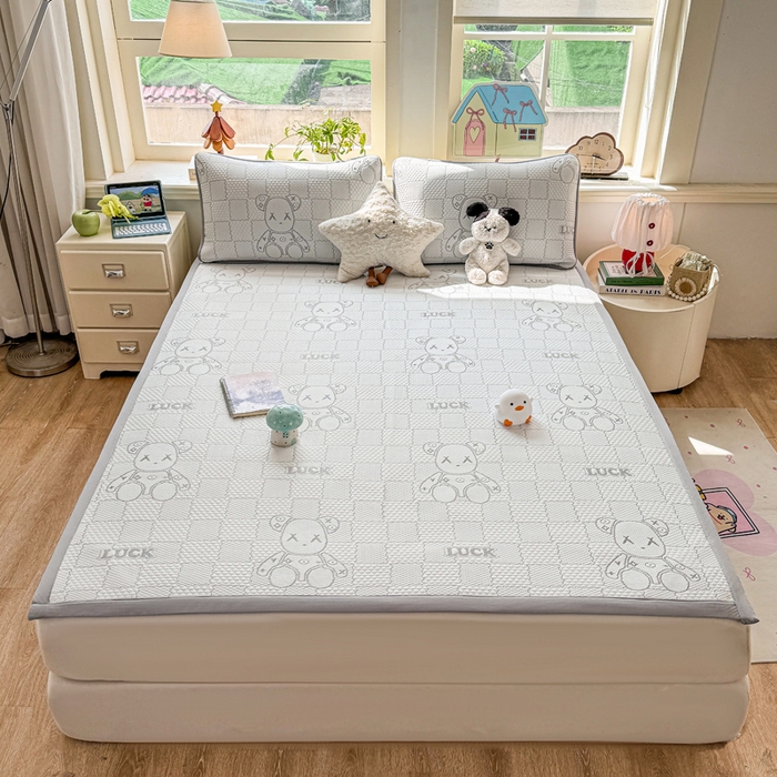 91家纺网 家纺一手货源 找家纺 家喜爱 2026新款冰感豆豆软凉席高克重加捻不起球-场景二 LUCK小冰熊-灰