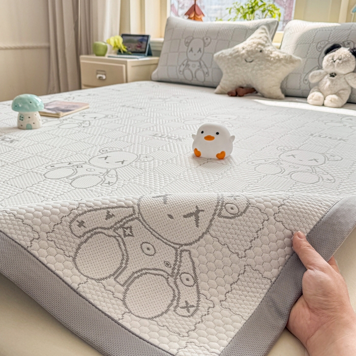 91家纺网 家纺一手货源 找家纺 家喜爱 2026新款冰感豆豆软凉席高克重加捻不起球-场景二 LUCK小冰熊-灰