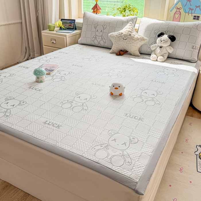 91家纺网 家纺一手货源 找家纺 家喜爱 2026新款冰感豆豆软凉席高克重加捻不起球-场景二 LUCK小冰熊-灰