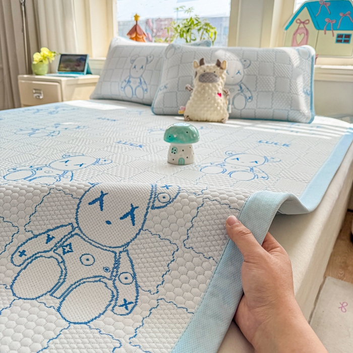 91家纺网 家纺一手货源 找家纺 家喜爱 2026新款冰感豆豆软凉席高克重加捻不起球-场景二 LUCK小冰熊-蓝