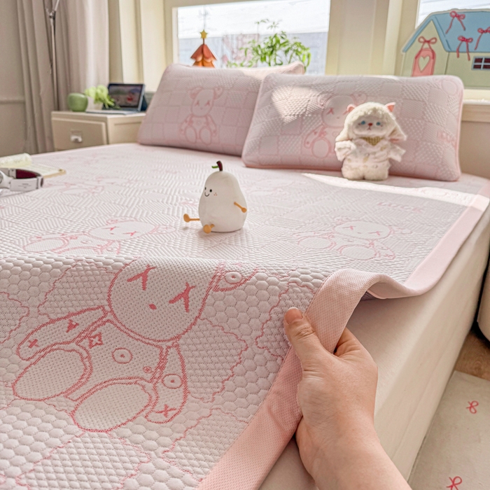 91家纺网 家纺一手货源 找家纺 家喜爱 2026新款冰感豆豆软凉席高克重加捻不起球-场景二 LUCK小冰熊-粉