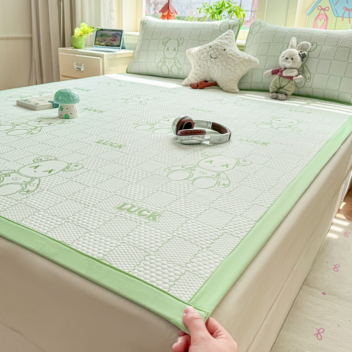 91家纺网 家纺一手货源 找家纺 家喜爱 2026新款冰感豆豆软凉席高克重加捻不起球-场景二 LUCK小冰熊-绿