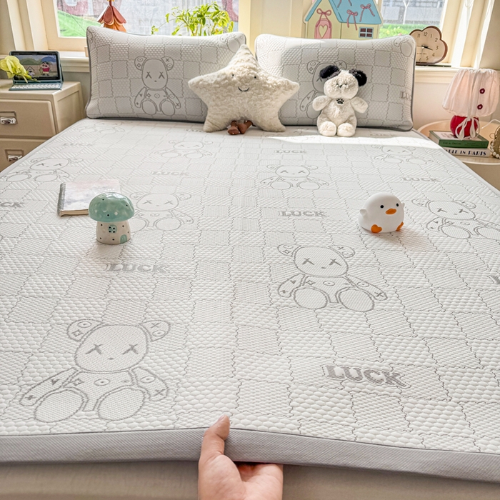 91家纺网 家纺一手货源 找家纺 家喜爱 2026新款冰感豆豆软凉席高克重加捻不起球-场景二 LUCK小冰熊-灰