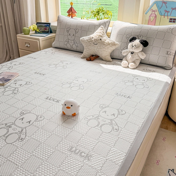 91家纺网 家纺一手货源 找家纺 家喜爱 2026新款冰感豆豆软凉席高克重加捻不起球-场景二 LUCK小冰熊-灰