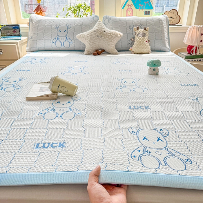 91家纺网 家纺一手货源 找家纺 家喜爱 2026新款冰感豆豆软凉席高克重加捻不起球-场景二 LUCK小冰熊-蓝