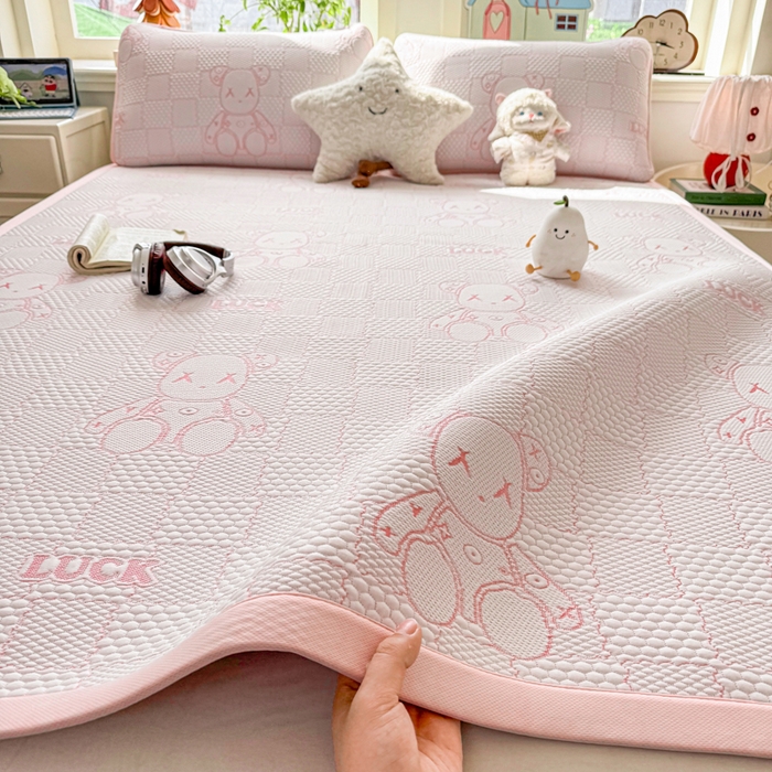 91家纺网 家纺一手货源 找家纺 家喜爱 2026新款冰感豆豆软凉席高克重加捻不起球-场景二 LUCK小冰熊-粉