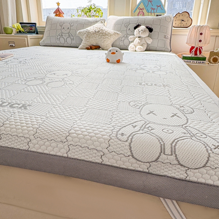 91家纺网 家纺一手货源 找家纺 家喜爱 2026新款冰感豆豆软凉席高克重加捻不起球-场景二 LUCK小冰熊-灰