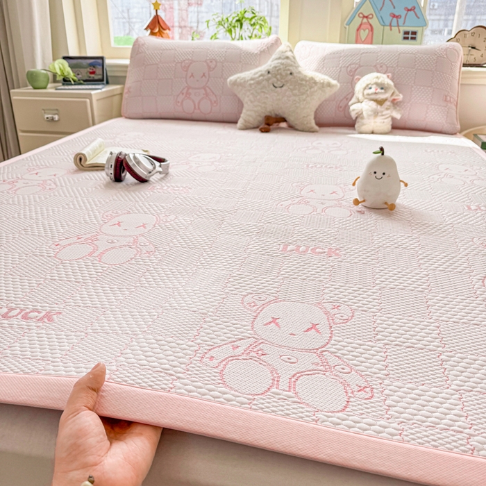 91家纺网 家纺一手货源 找家纺 家喜爱 2026新款冰感豆豆软凉席高克重加捻不起球-场景二 LUCK小冰熊-粉