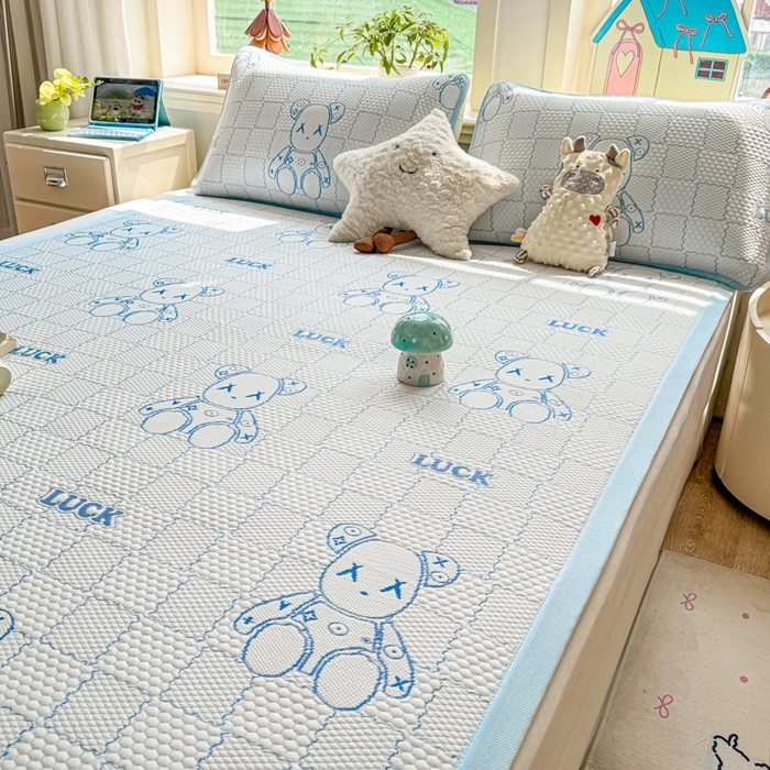 91家纺网 家纺一手货源 找家纺 家喜爱 2026新款冰感豆豆软凉席高克重加捻不起球-场景二 LUCK小冰熊-蓝