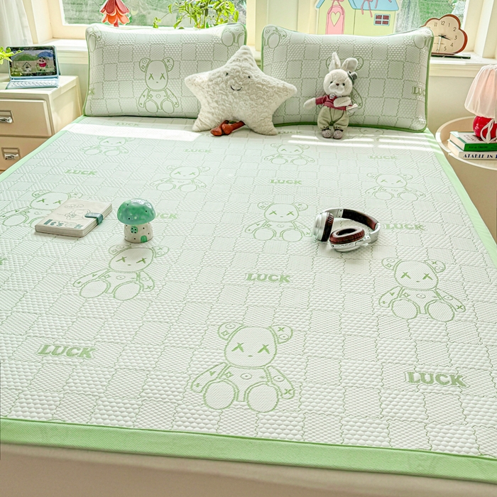 91家纺网 家纺一手货源 找家纺 家喜爱 2026新款冰感豆豆软凉席高克重加捻不起球-场景二 LUCK小冰熊-绿