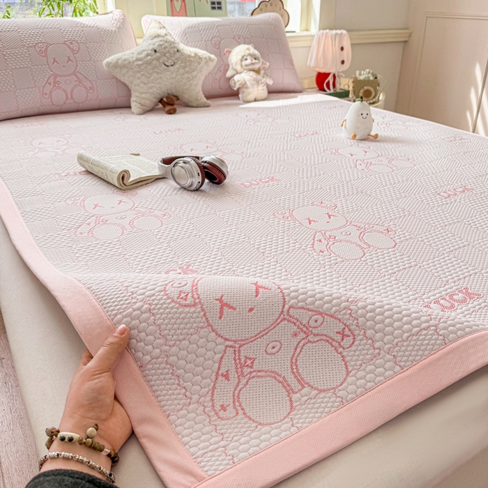 91家纺网 家纺一手货源 找家纺 家喜爱 2026新款冰感豆豆软凉席高克重加捻不起球-场景二 LUCK小冰熊-粉