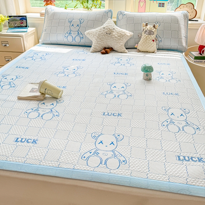 91家纺网 家纺一手货源 找家纺 家喜爱 2026新款冰感豆豆软凉席高克重加捻不起球-场景二 LUCK小冰熊-蓝