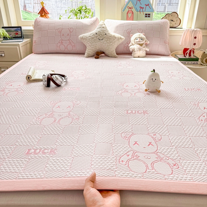 91家纺网 家纺一手货源 找家纺 家喜爱 2026新款冰感豆豆软凉席高克重加捻不起球-场景二 LUCK小冰熊-粉