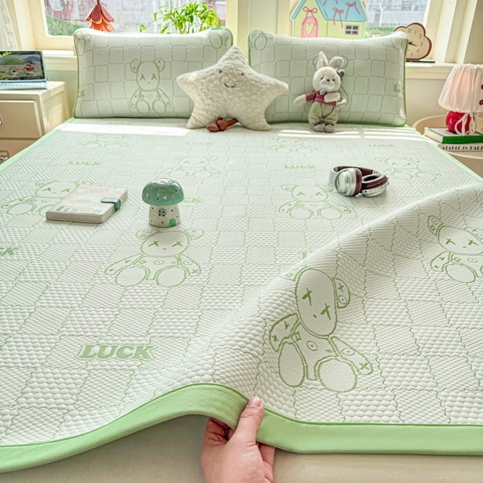 91家纺网 家纺一手货源 找家纺 家喜爱 2026新款冰感豆豆软凉席高克重加捻不起球-场景二 LUCK小冰熊-绿