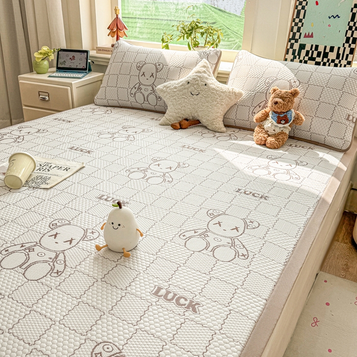 91家纺网 家纺一手货源 找家纺 家喜爱 2026新款冰感豆豆软凉席高克重加捻不起球-场景二 LUCK小冰熊-咖