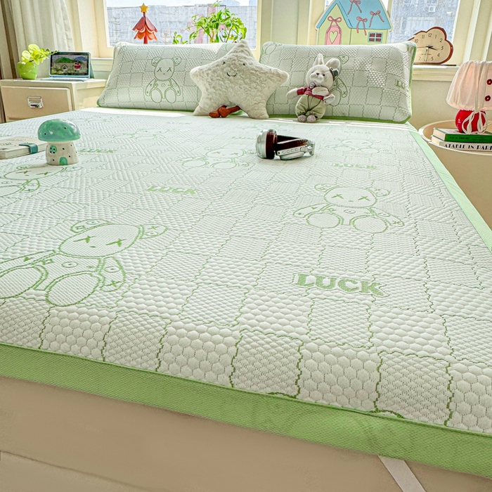 91家纺网 家纺一手货源 找家纺 家喜爱 2026新款冰感豆豆软凉席高克重加捻不起球-场景二 LUCK小冰熊-绿