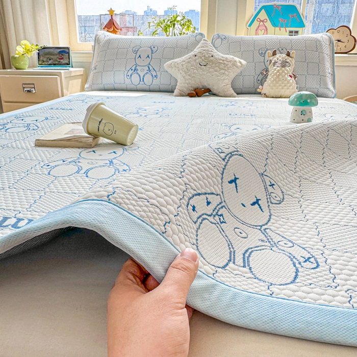 91家纺网 家纺一手货源 找家纺 家喜爱 2026新款冰感豆豆软凉席高克重加捻不起球-场景二 LUCK小冰熊-蓝