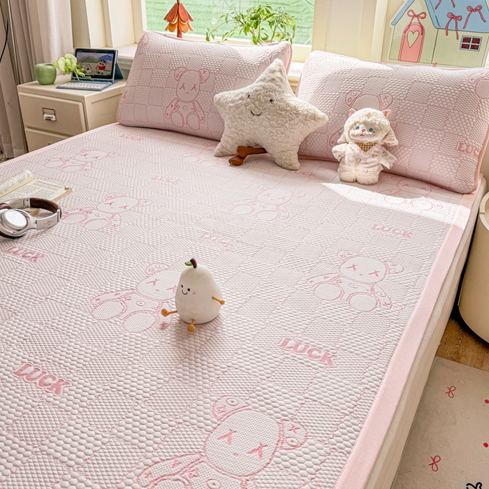 91家纺网 家纺一手货源 找家纺 家喜爱 2026新款冰感豆豆软凉席高克重加捻不起球-场景二 LUCK小冰熊-粉