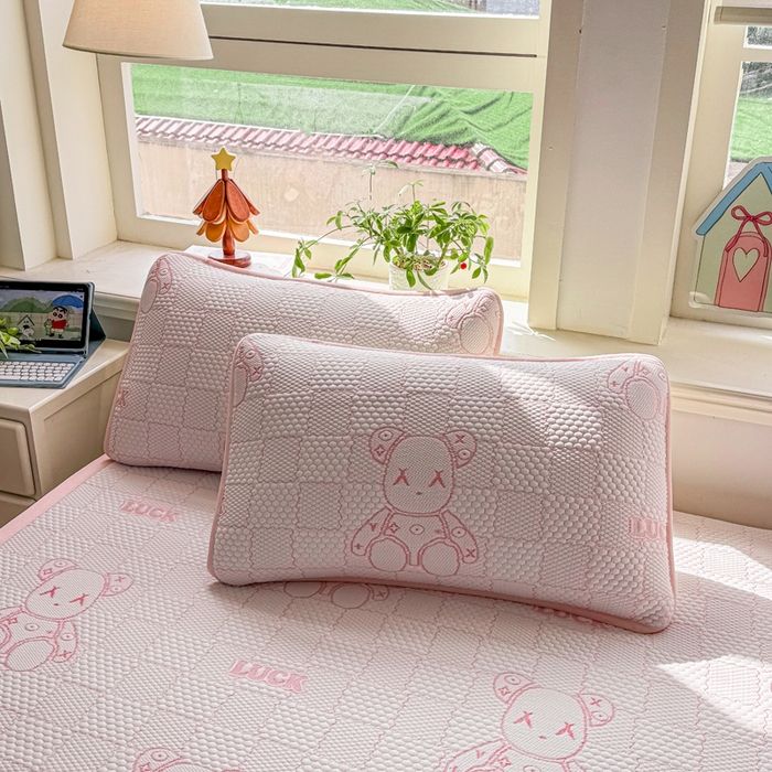 91家纺网 家纺一手货源 找家纺 家喜爱 2026新款冰感豆豆软凉席高克重加捻不起球-场景二 LUCK小冰熊-粉