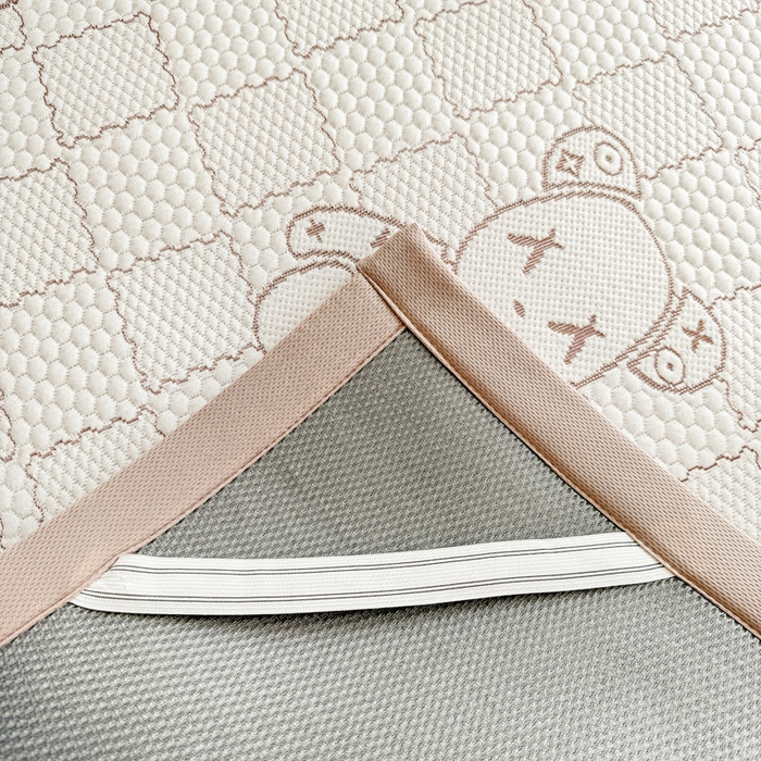 91家纺网 家纺一手货源 找家纺 家喜爱 2026新款冰感豆豆软凉席高克重加捻不起球-场景二 LUCK小冰熊-咖