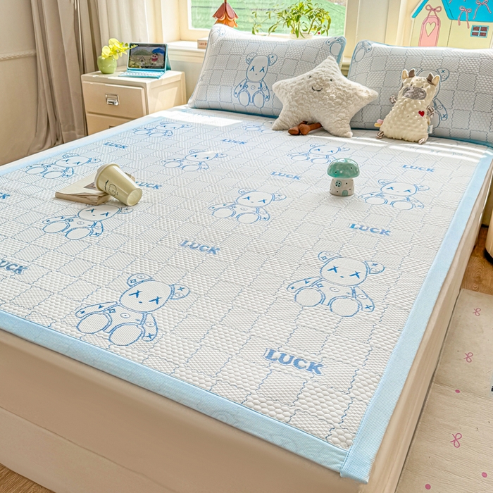 91家纺网 家纺一手货源 找家纺 家喜爱 2026新款冰感豆豆软凉席高克重加捻不起球-场景二 LUCK小冰熊-蓝