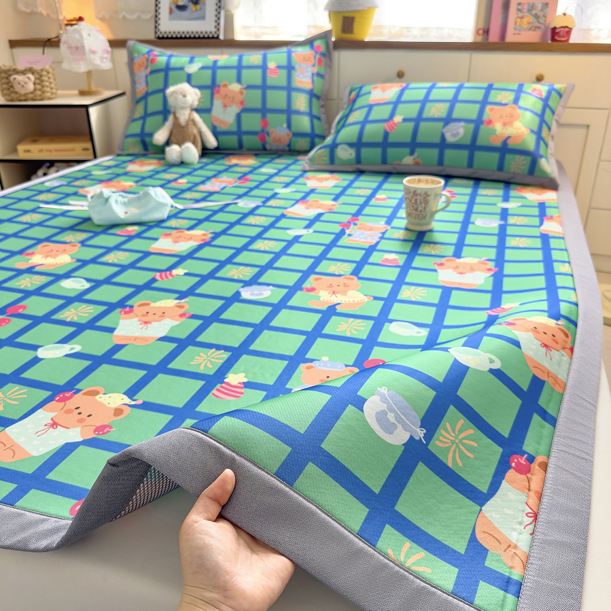 91家纺网 家纺一手货源 找家纺 圣比熊 2026新款烫光数码印花冰丝凉席 蓝莓甜熊