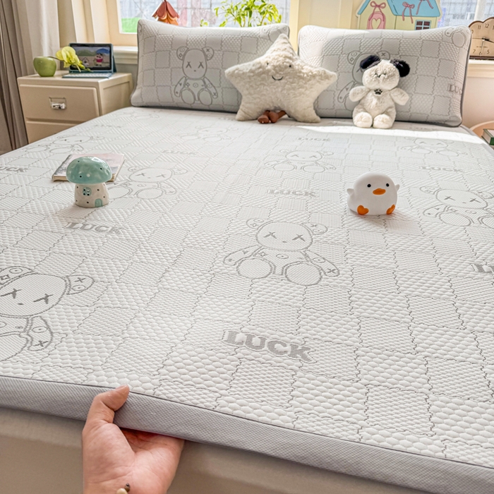 91家纺网 家纺一手货源 找家纺 家喜爱 2026新款冰感豆豆软凉席高克重加捻不起球-场景二 LUCK小冰熊-灰